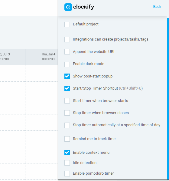 واجهة إعدادات أداة Clockify تظهر خيارات مختلفة مثل تمكين الوضع الليلي، تفعيل قائمة السياق، والكشف عن أوقات الخمول