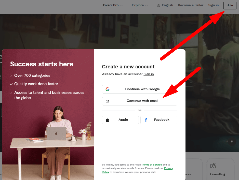 الخطوة الأولى للتسجيل في فايفر: نافذة منبثقة تعرض خيارات إنشاء حساب جديد عبر الإيميل أو جوجل أو فيسبوك.